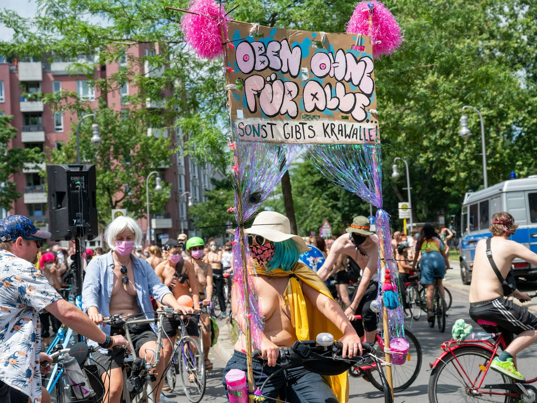 Teilnehmer und Teilnehmerinnen einer Fahrraddemo fahren unter dem Motto „No Nipple is free until all Nipples are free!“ durch Berlin, hier im Juli 2021.