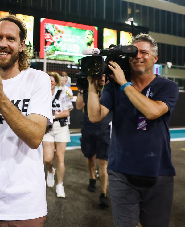 Ex-Formel-1-Pilot Sebastian Vettel klatscht in die Hände.