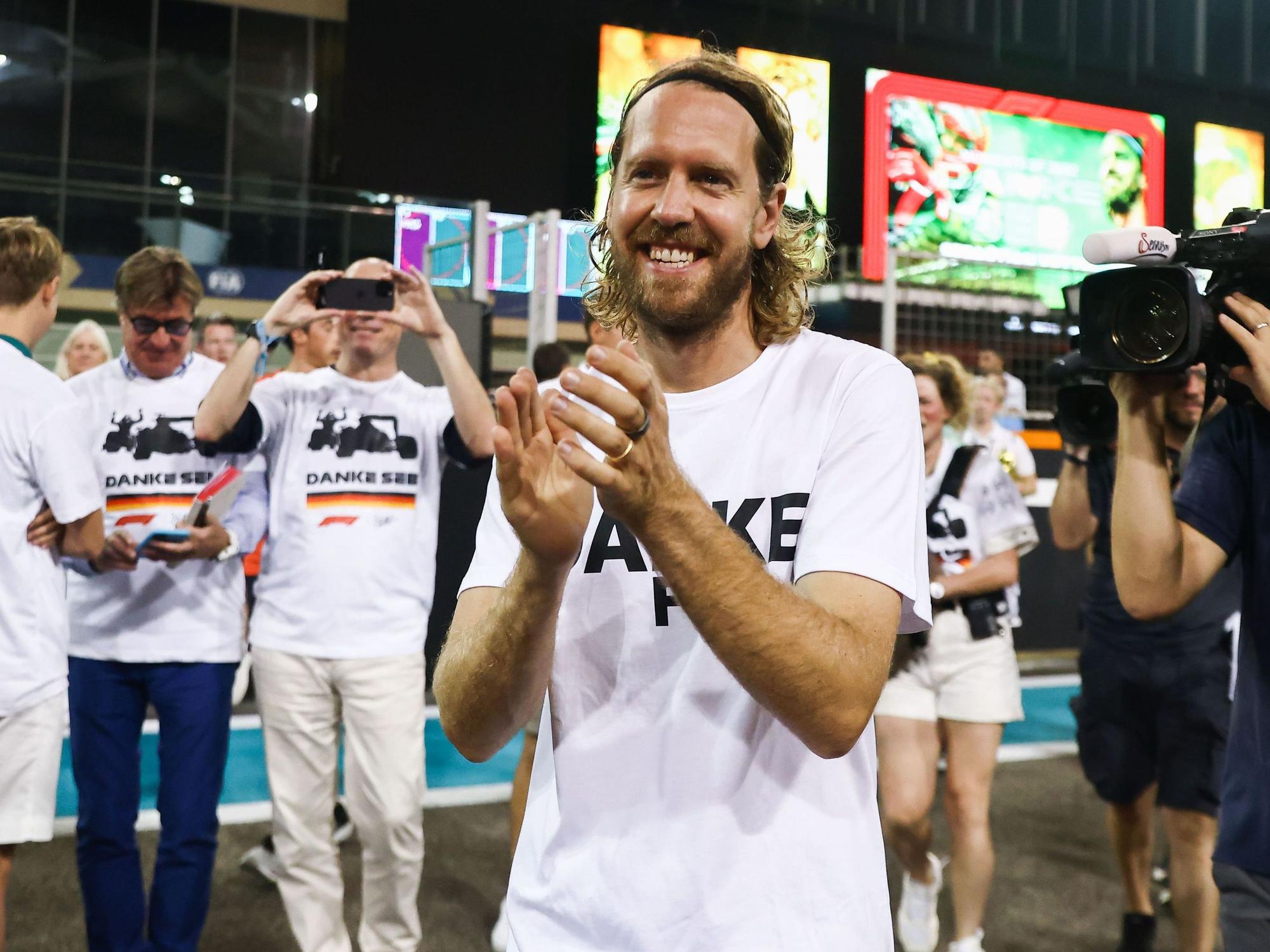 Ex-Formel-1-Pilot Sebastian Vettel klatscht in die Hände.