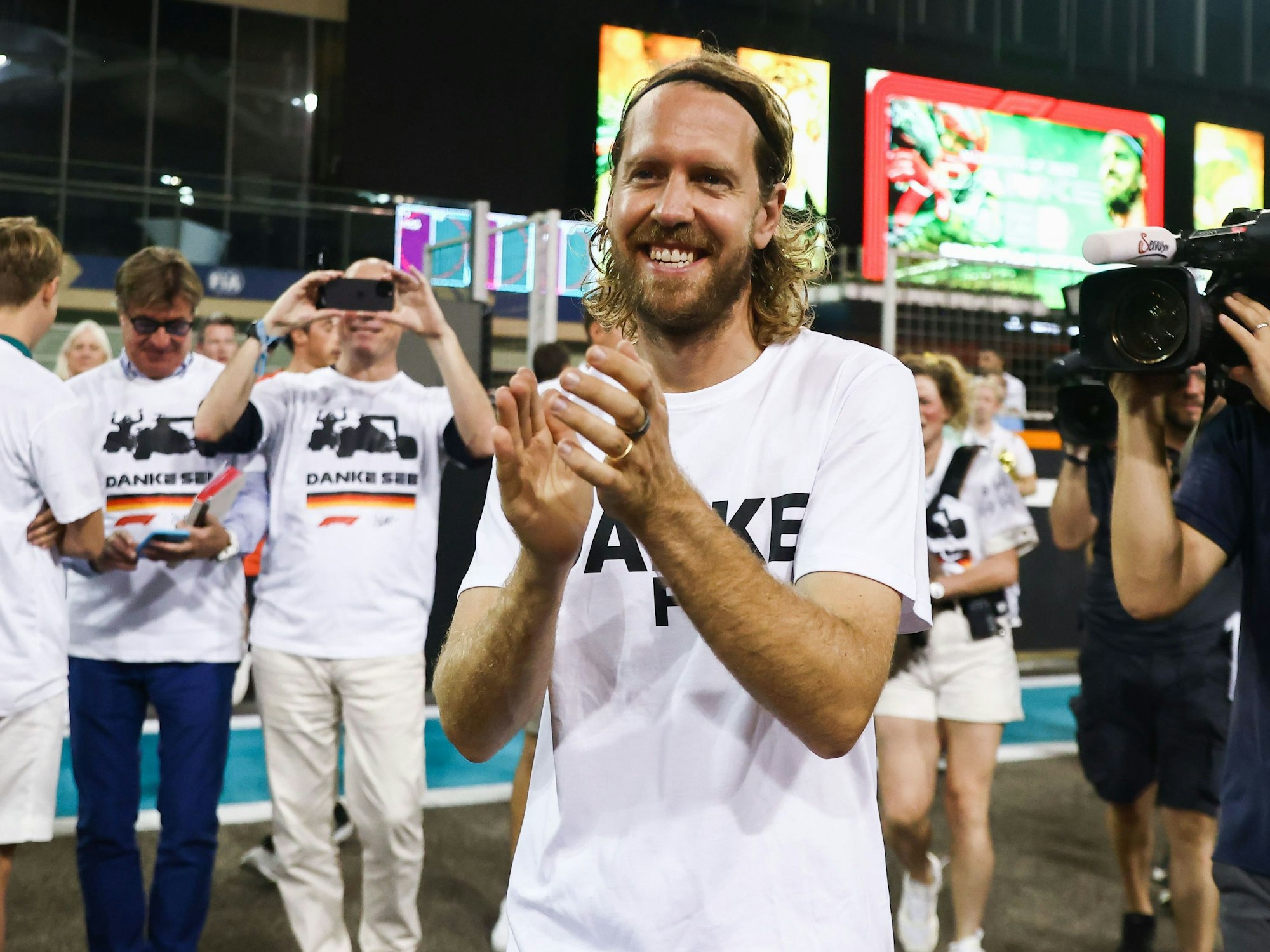 Ex-Formel-1-Pilot Sebastian Vettel klatscht in die Hände.
