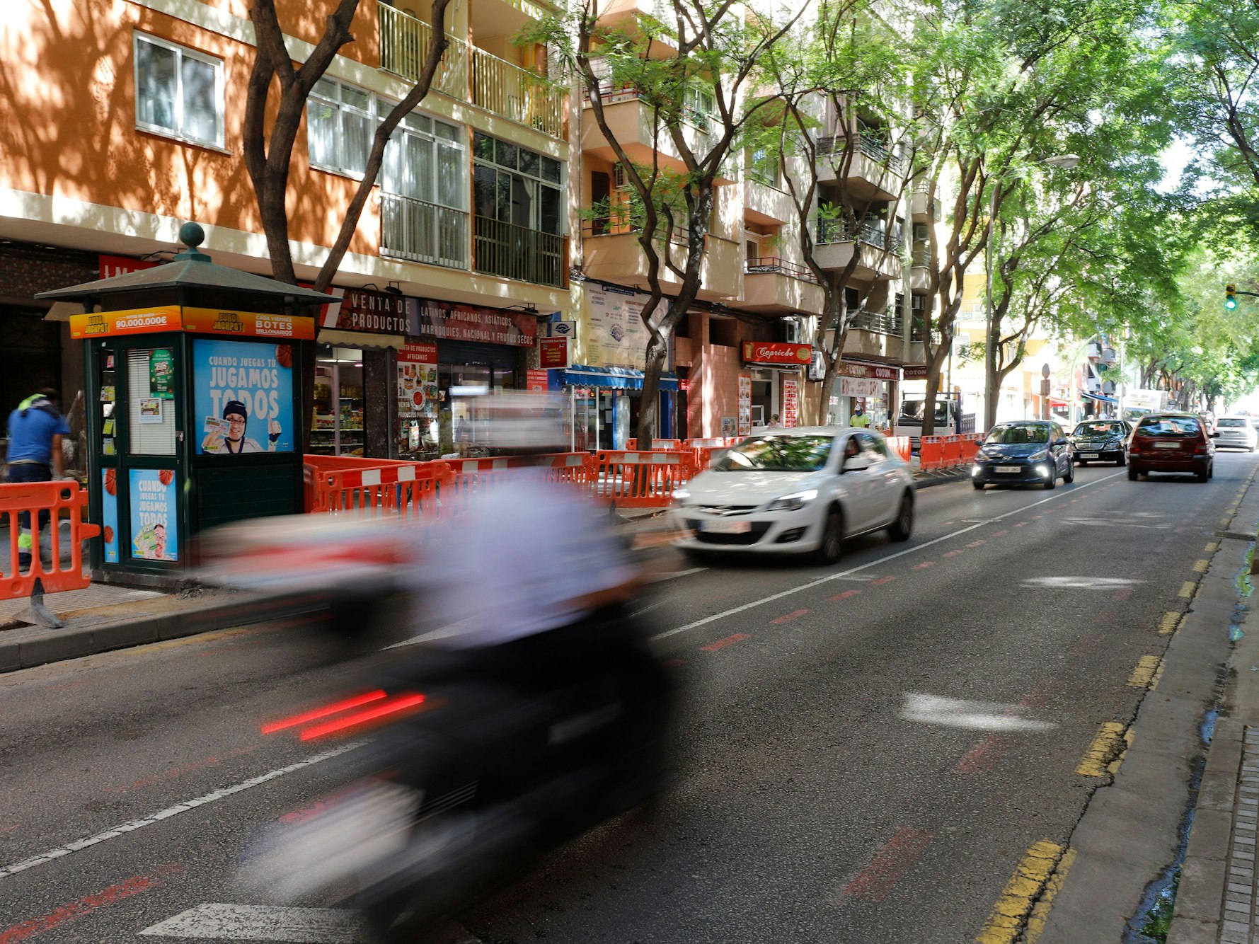 Autos fahren auf einer Straße im Stadtteil Son Gotleu.