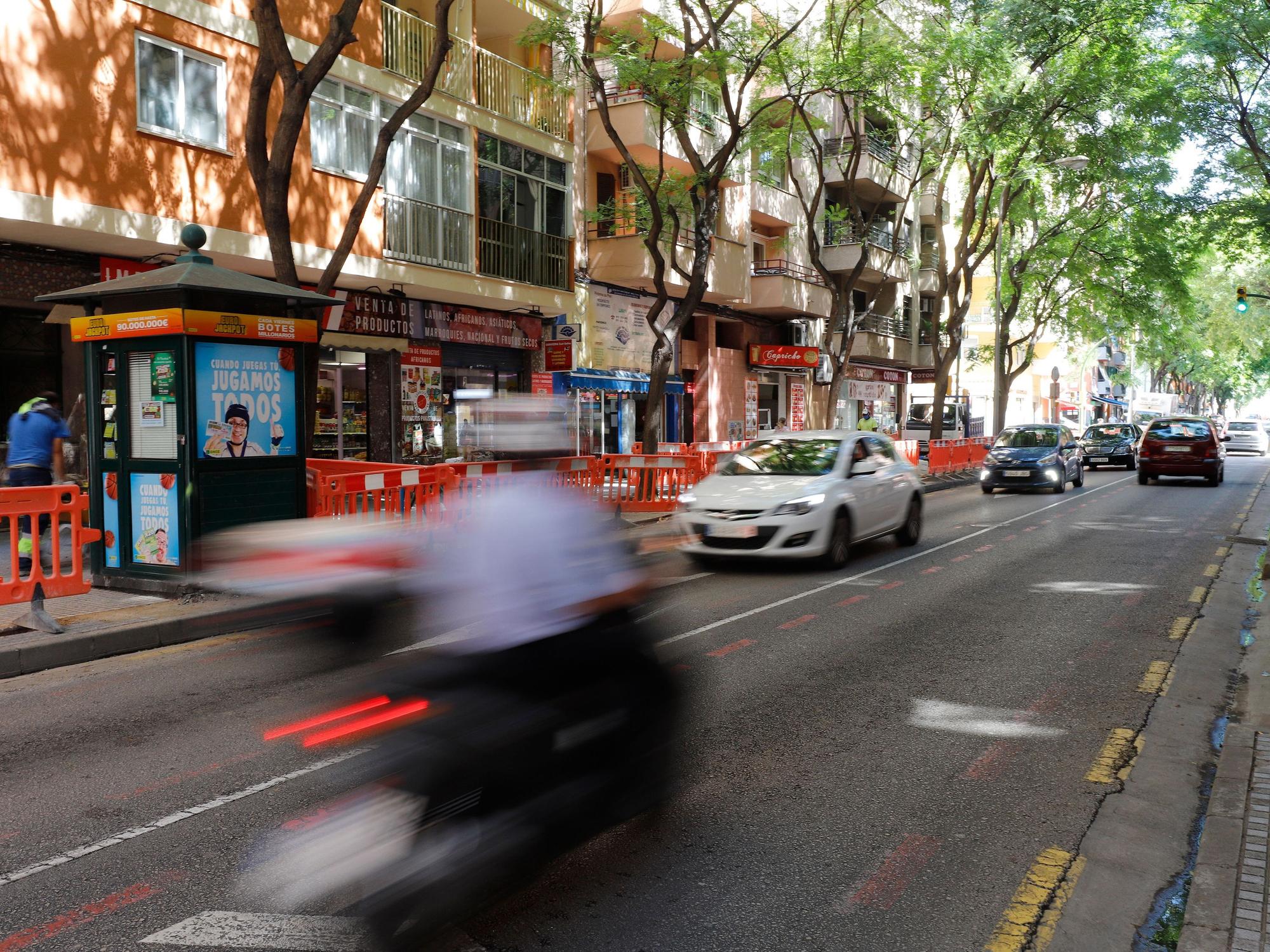 Autos fahren auf einer Straße im Stadtteil Son Gotleu.