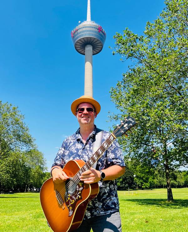 Sänger Björn Heuser steht vor dem Colonius.