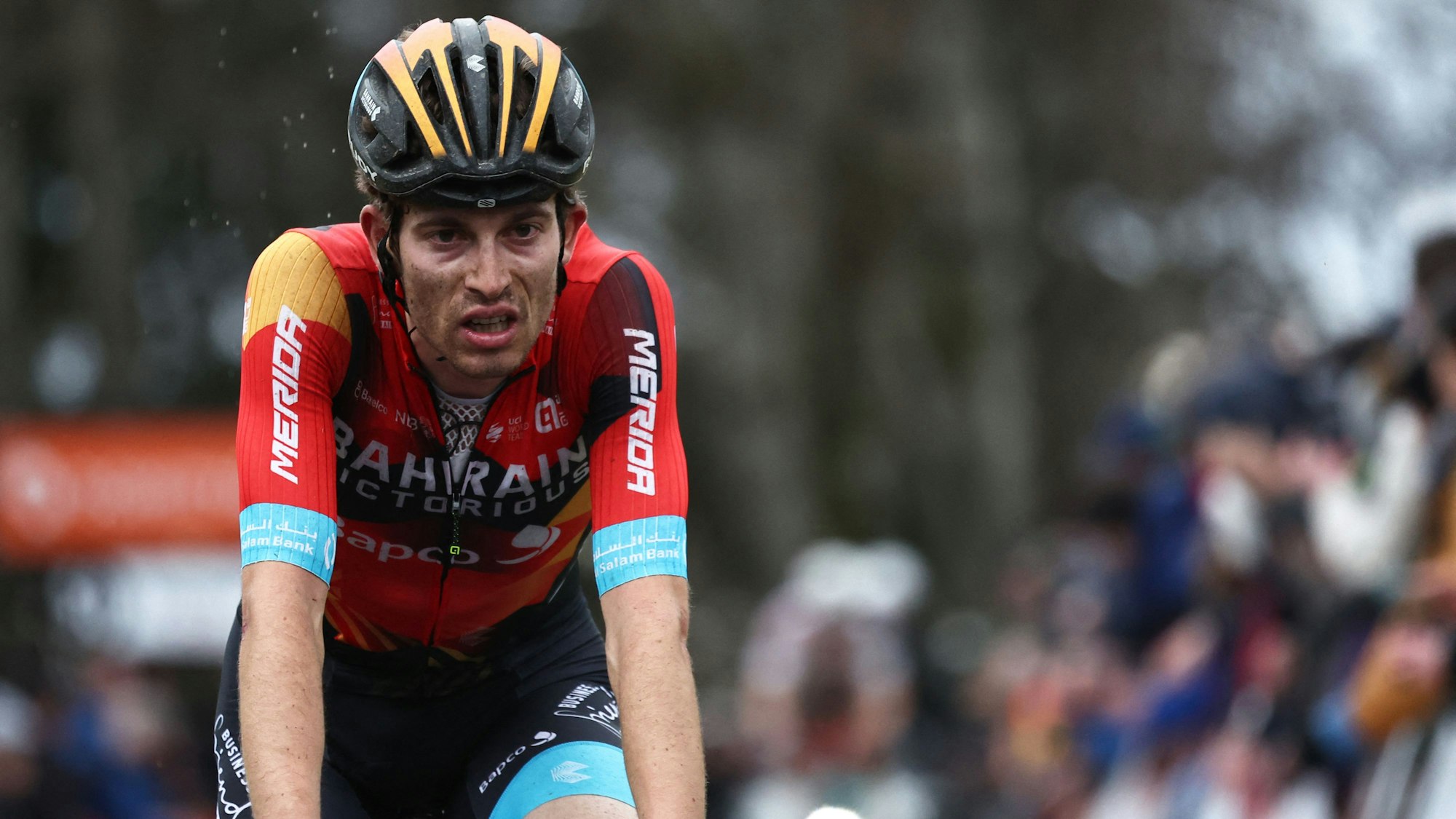 Gino Mäder sitzt beim Radrennen Paris – Nizza auf seinem Rennrad.