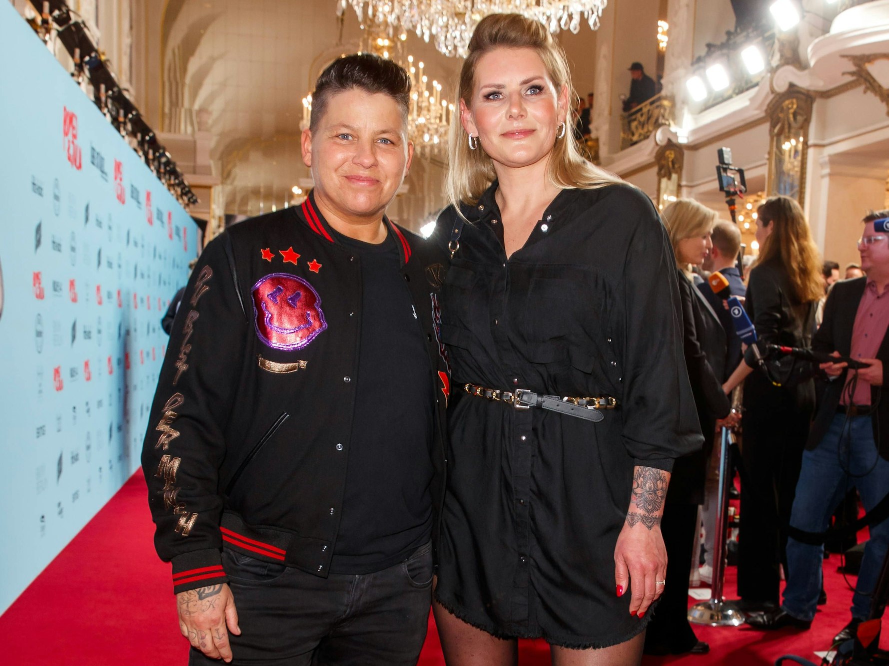 Kerstin Ott mit Ehefrau Karolina auf dem roten Teppich.