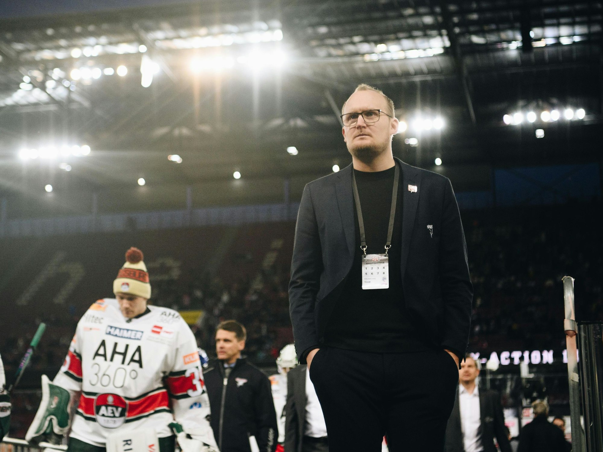 KEC-Teammanager FabianJedwabny steht im Rhein-Energie-Stadion beim Eishockey-Spiel in der DEL gegen Augsburg.