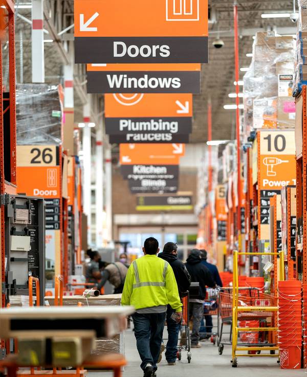 Blick in den langen Gang eines Baumarkts der US-amerikanischen Kette „The Home Depot“.