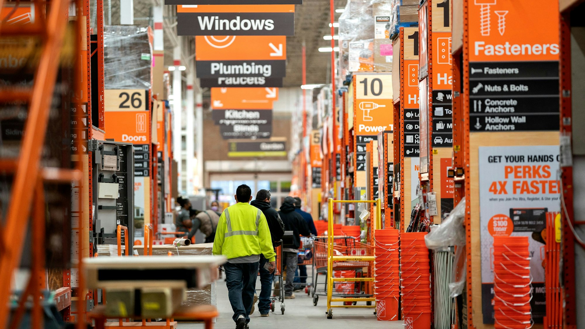 Blick in den langen Gang eines Baumarkts der US-amerikanischen Kette „The Home Depot“.