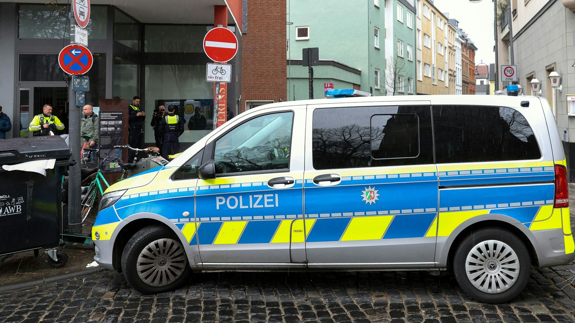 Ein Polizeiwagen steht in Köln auf der Severinstraße.