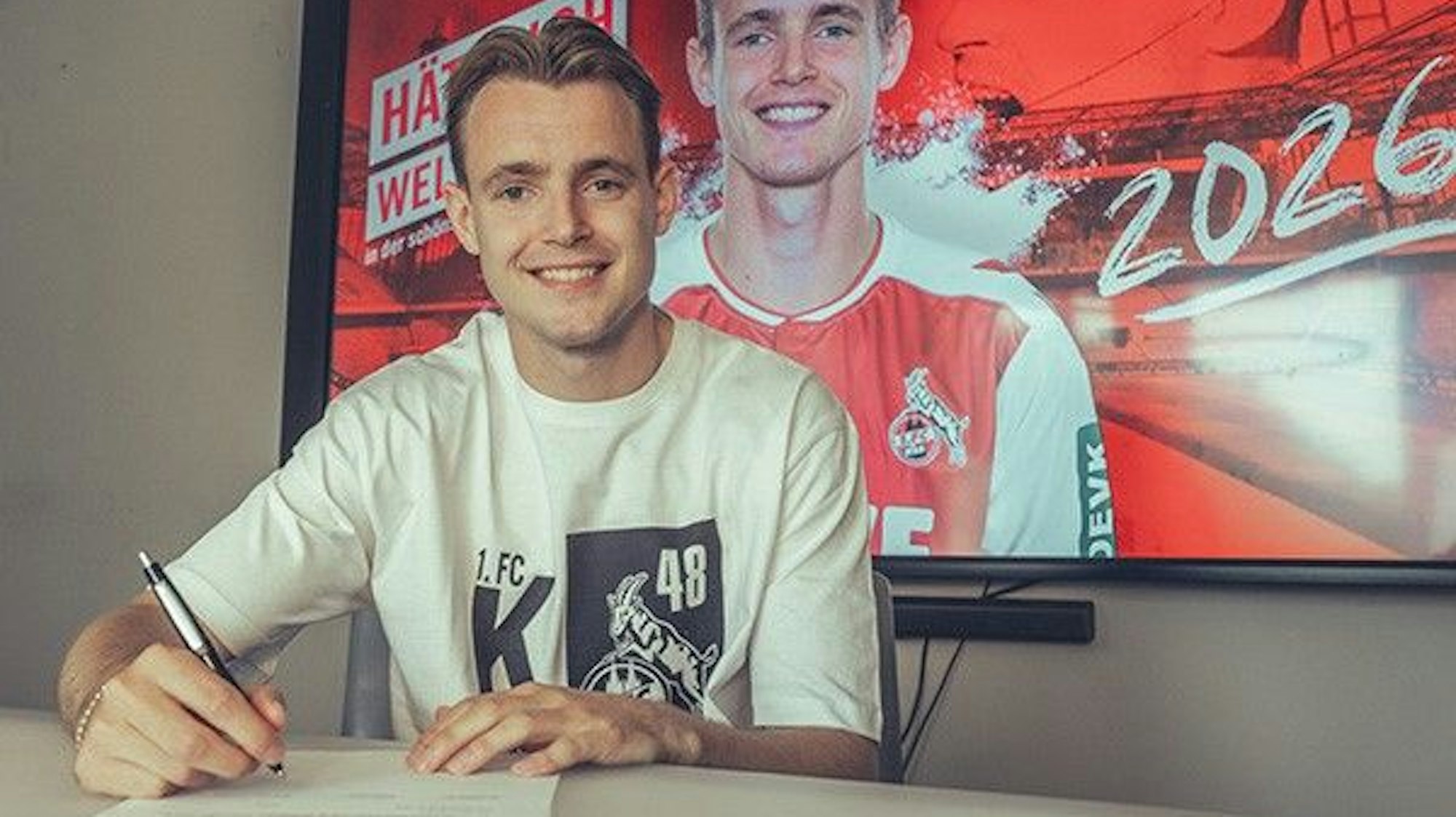 Jacob Christensen unterschreibt seinen Vertrag beim 1. FC Köln.