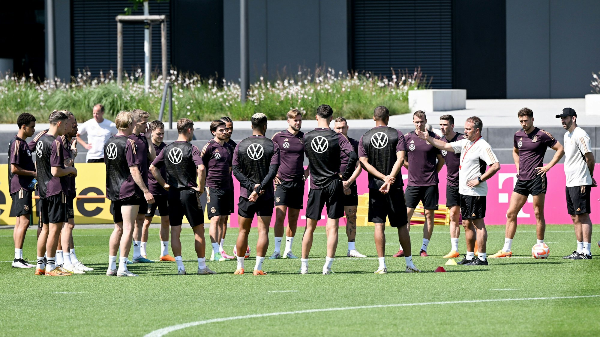 Abschlusstraining DFB-Team auf dem DFB-Campus. Bundestrainer Hansi Flick (3.v.r.) spricht mit seinen Spielern.