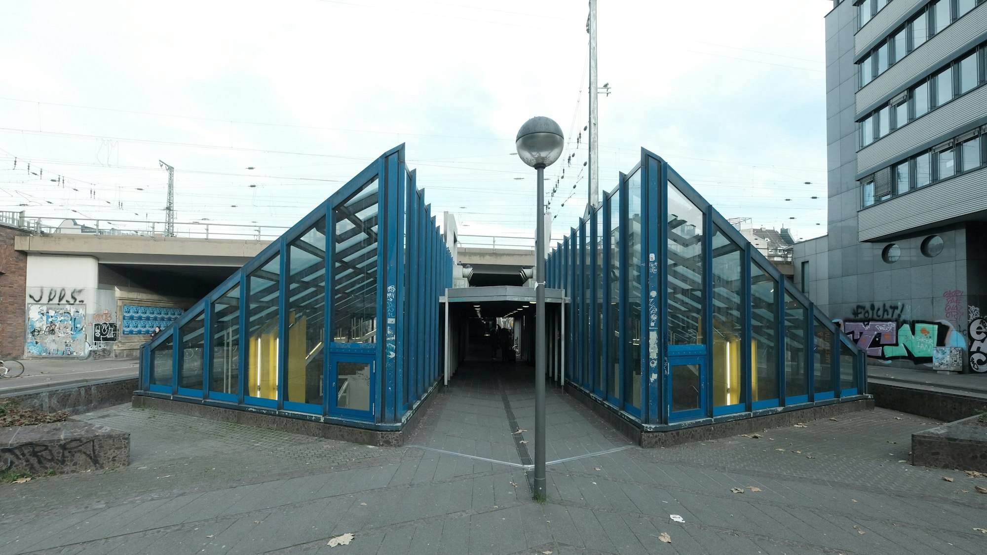 Blick auf die dreckige und ungepflegte Haltestelle Hansaring in Köln.