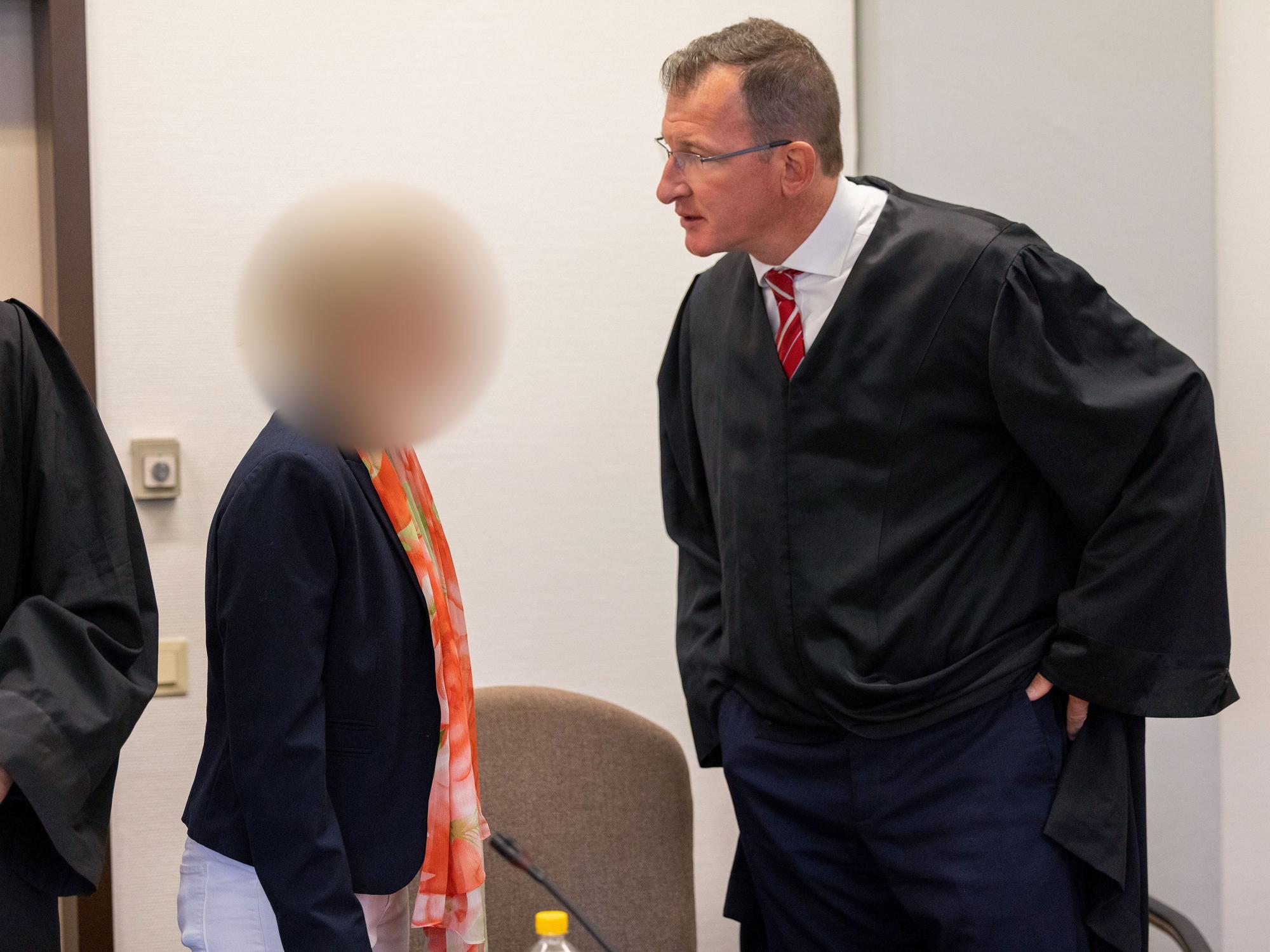 Die angeklagte Kölner Apothekerin im Gespräch mit ihrem Anwalt.