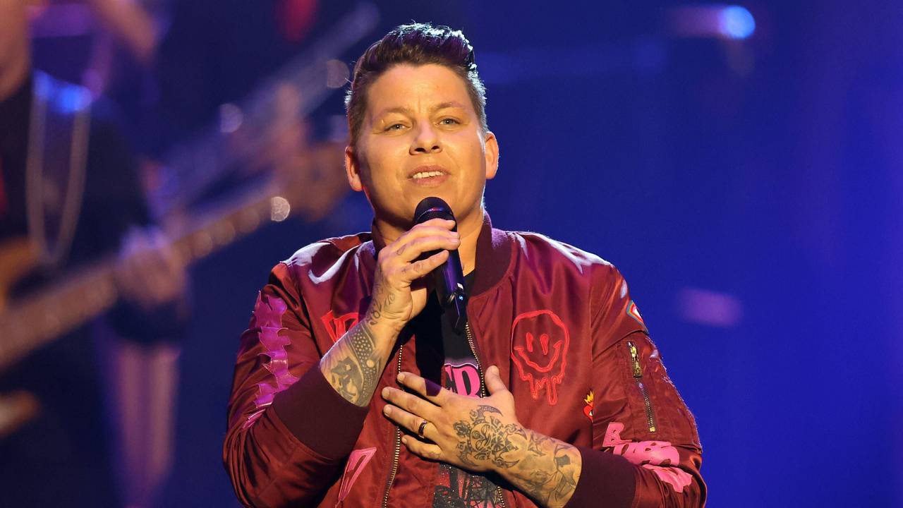 Kerstin Ott singt in einer TV-Show.