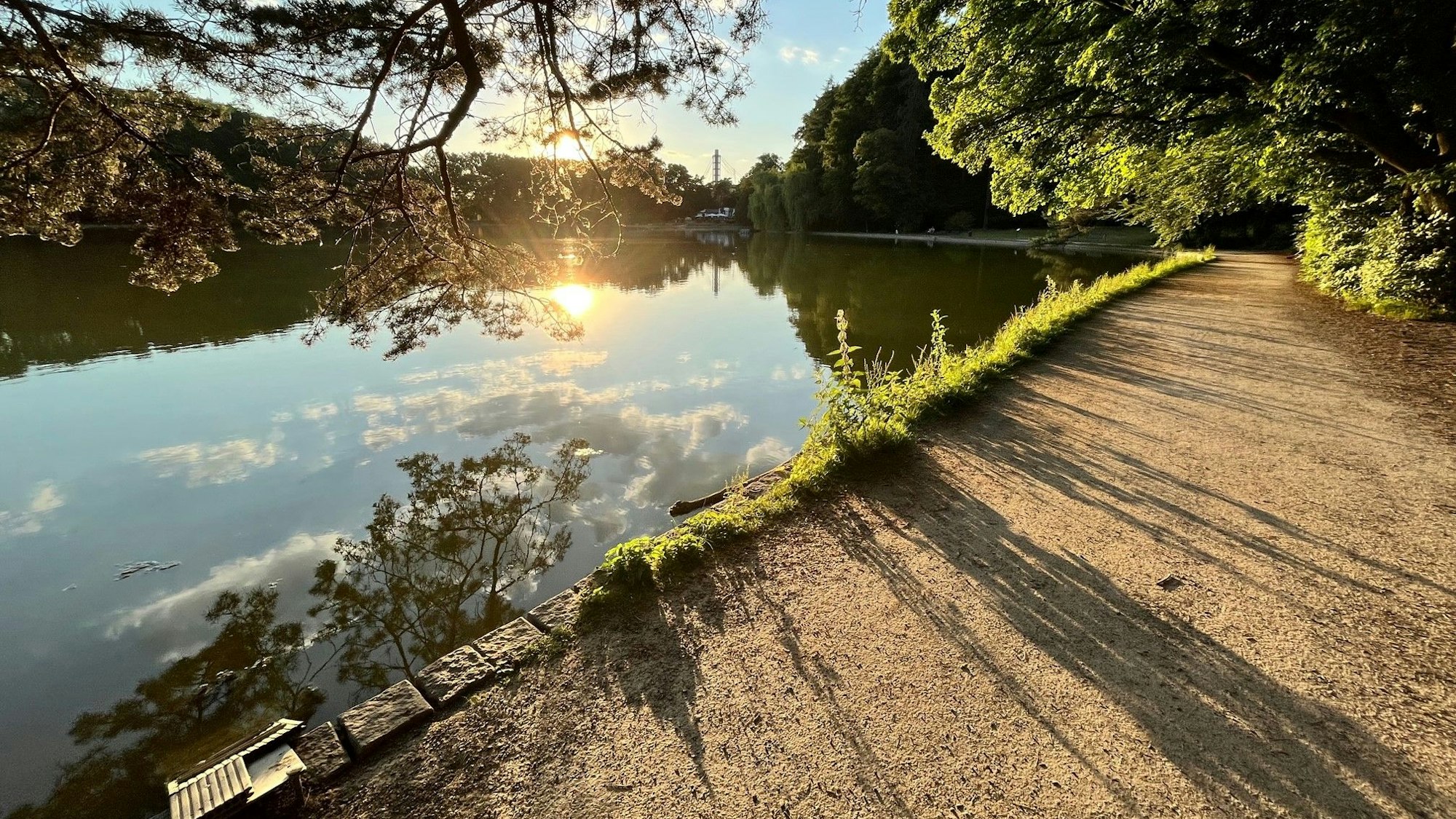 Blicke auf den Adenauer Weiher in Köln.