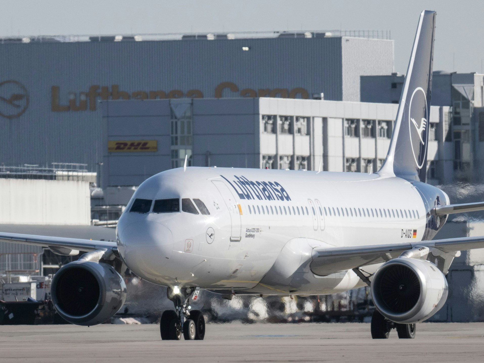 Ein Flugzeug rollt auf der Bahn vom Flughafen Frankfurt, hier im März 2023.