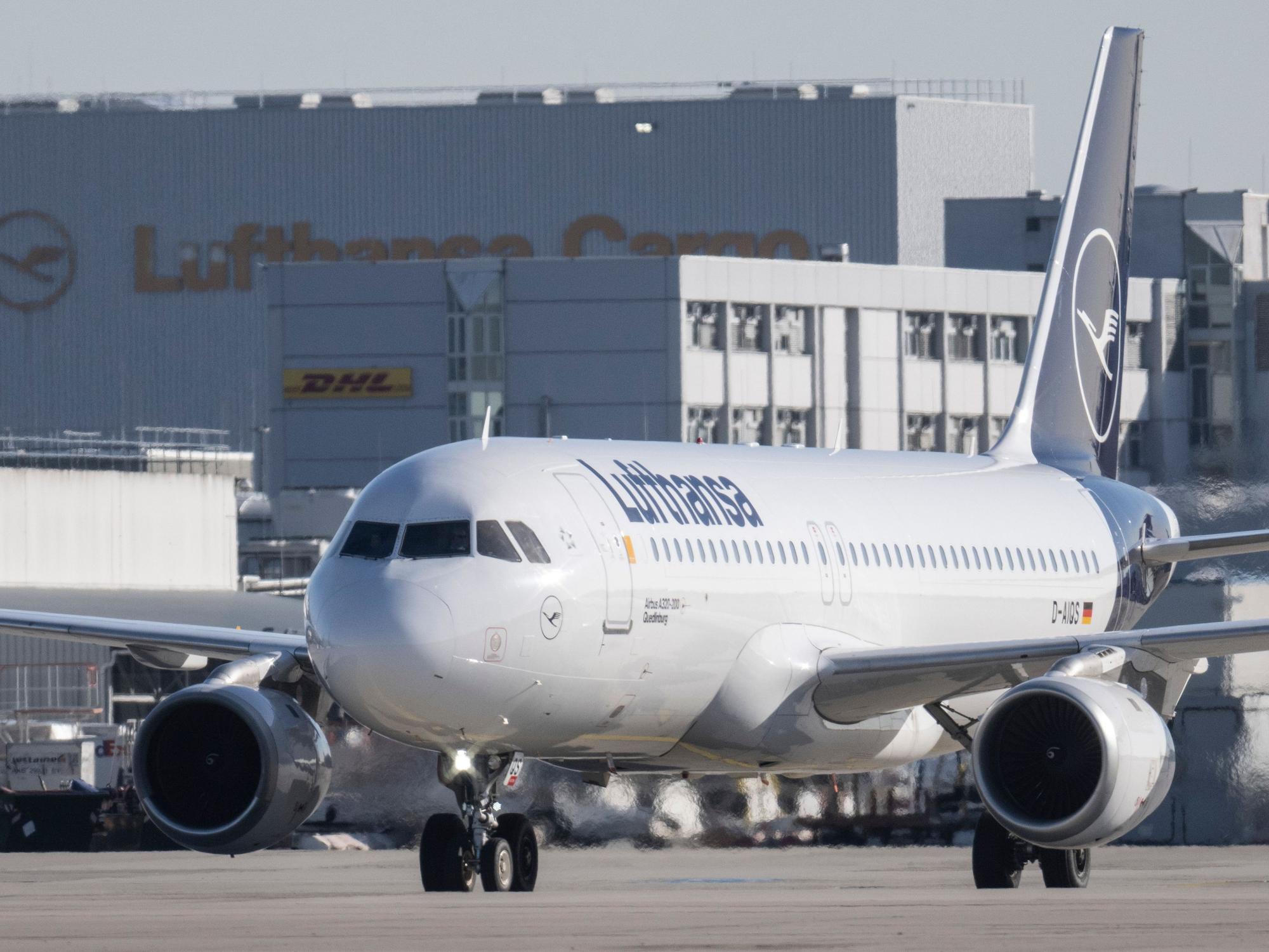 Ein Flugzeug rollt auf der Bahn vom Flughafen Frankfurt, hier im März 2023.