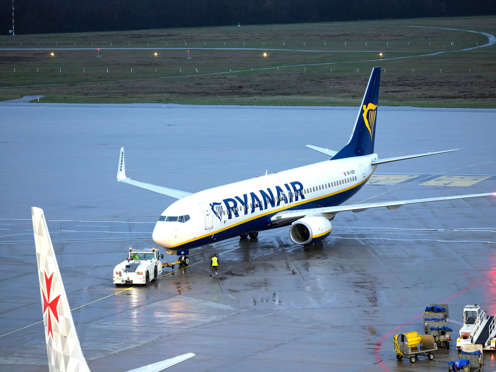 Eine Passagiermaschine der Fluggesellschaft Ryanair steht auf dem Flughafen Köln/Bonn, hier im April 2023.