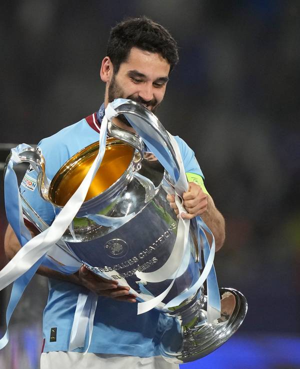 Ilkay Gündogan mit der Champions-League-Trophäe in den Händen.