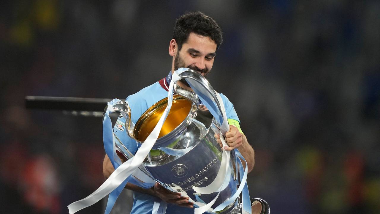 Ilkay Gündogan mit der Champions-League-Trophäe in den Händen.