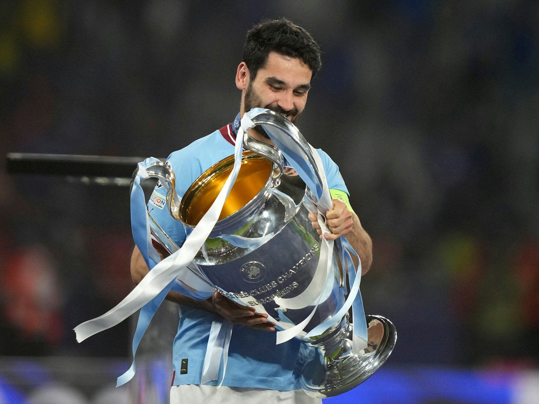 Ilkay Gündogan mit der Champions-League-Trophäe in den Händen.