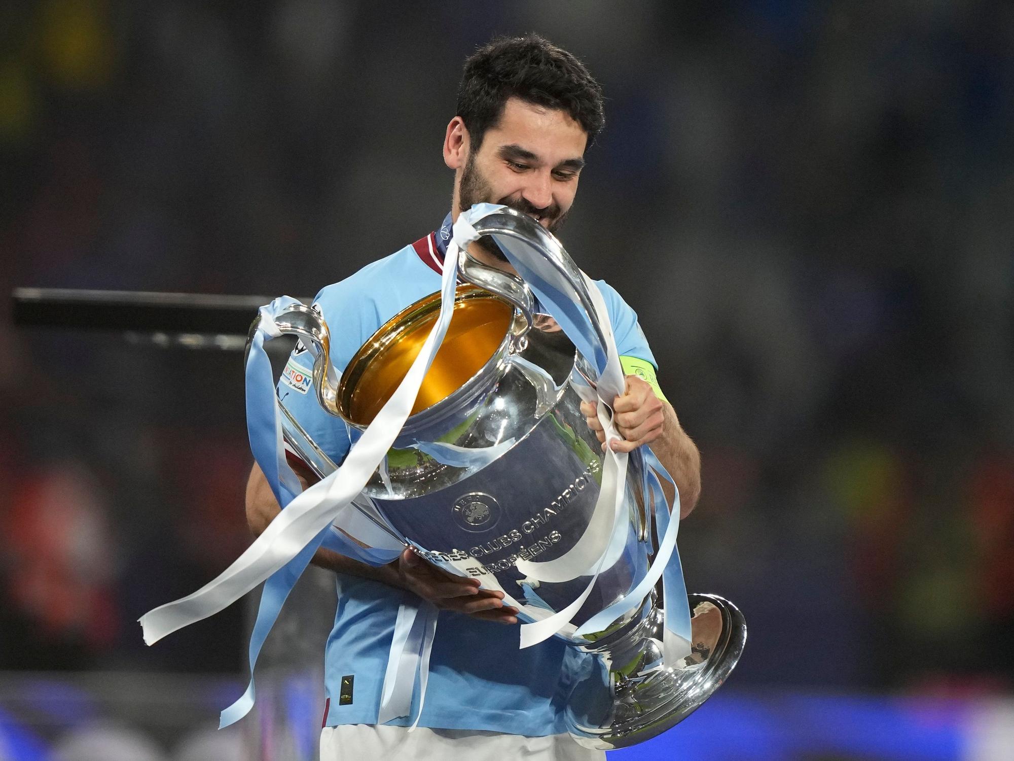 Ilkay Gündogan mit der Champions-League-Trophäe in den Händen.