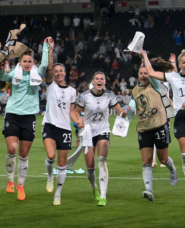 Deutschlands Spielerinnen feiern nach Spielende.