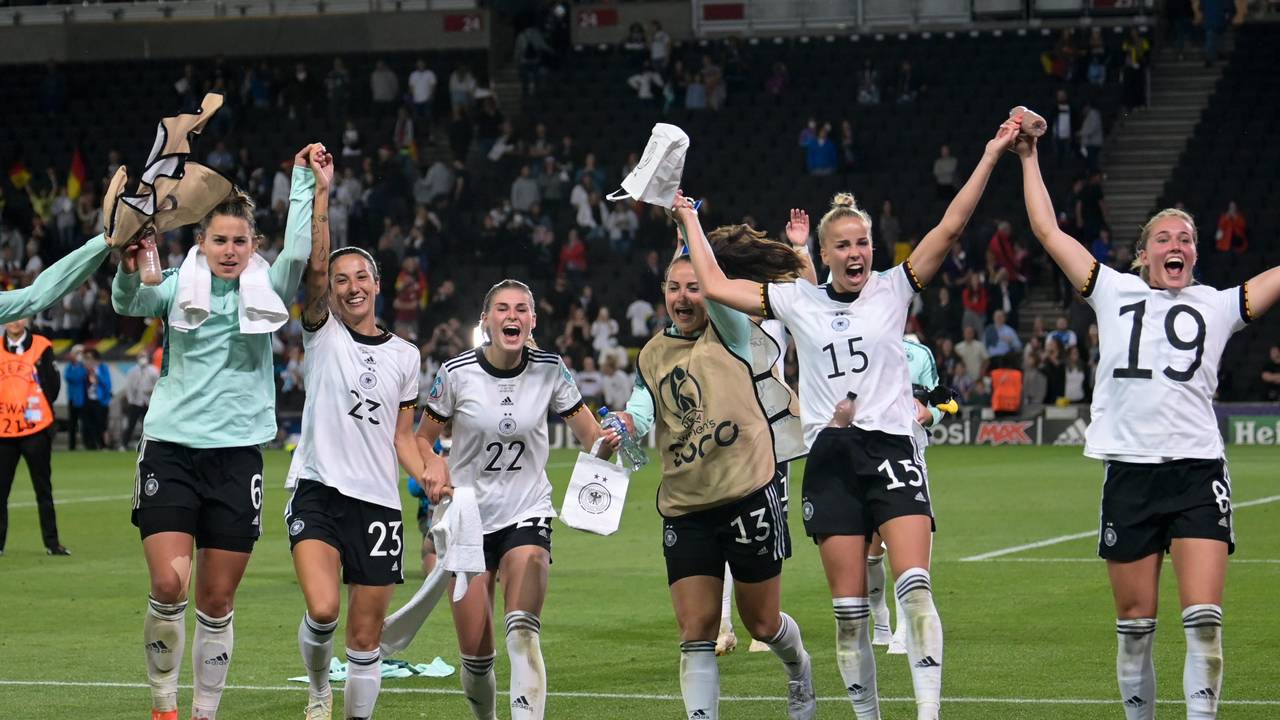 Deutschlands Spielerinnen feiern nach Spielende.
