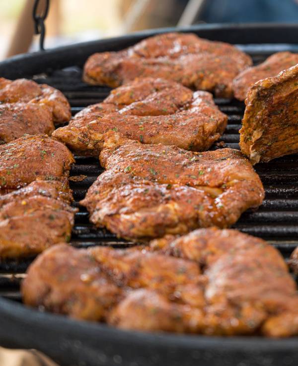 Bei den ersten Europäischen Schwenkmeisterschaften liegt ein Schwenkergrill voll mit Fleisch.