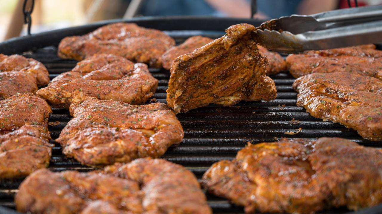 Bei den ersten Europäischen Schwenkmeisterschaften liegt ein Schwenkergrill voll mit Fleisch.