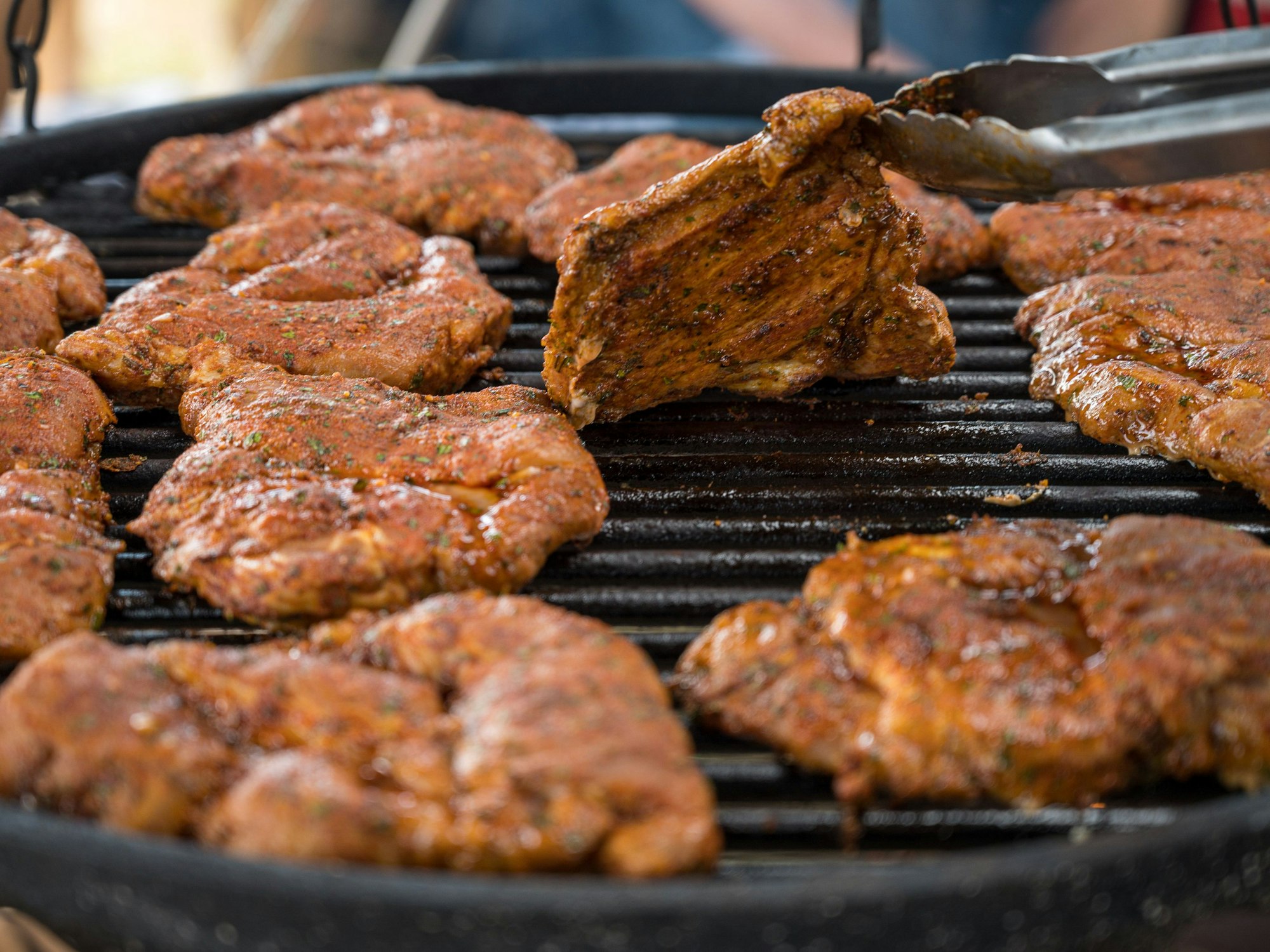 Bei den ersten Europäischen Schwenkmeisterschaften liegt ein Schwenkergrill voll mit Fleisch.