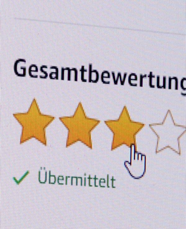 Ein Internetnutzer vergibt auf Amazon eine Bewertung, hier im November 2019.