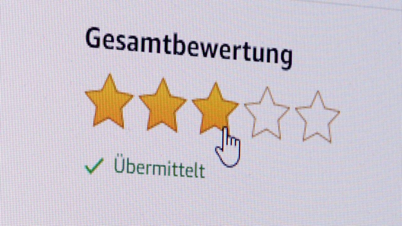 Ein Internetnutzer vergibt auf Amazon eine Bewertung, hier im November 2019.