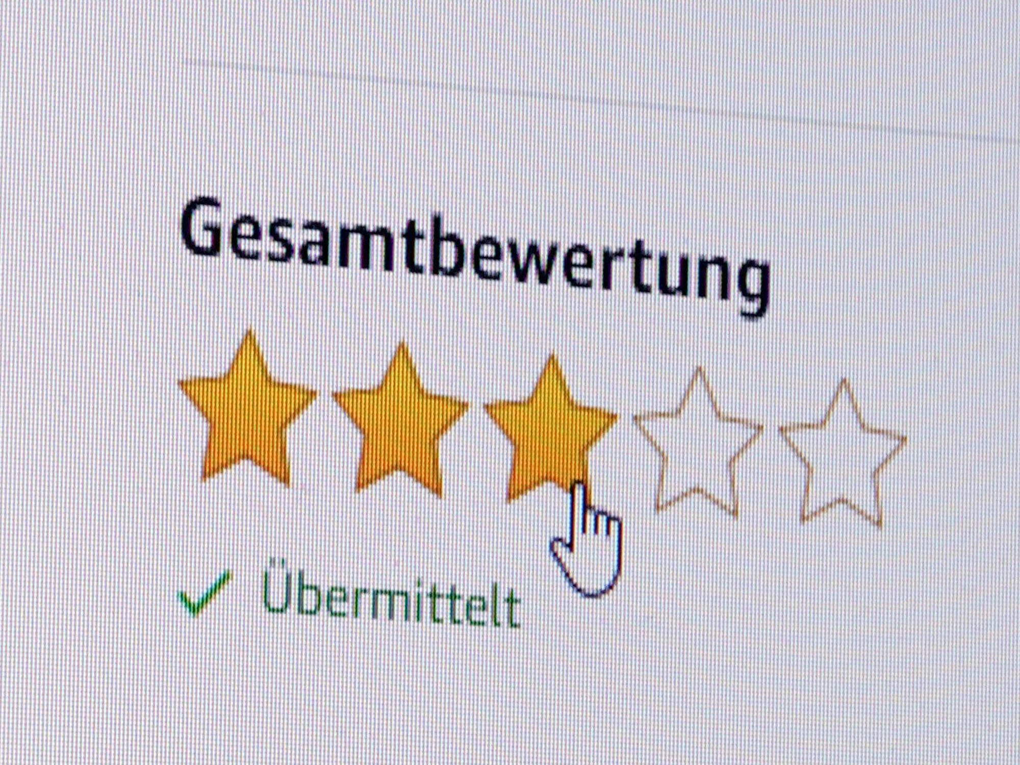 Ein Internetnutzer vergibt auf Amazon eine Bewertung, hier im November 2019.