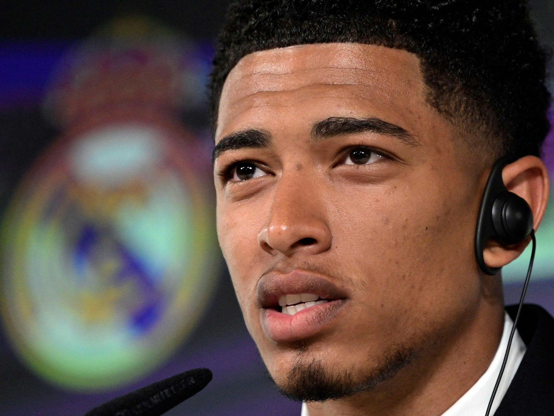 Jude Bellingham trägt Kopfhörer.