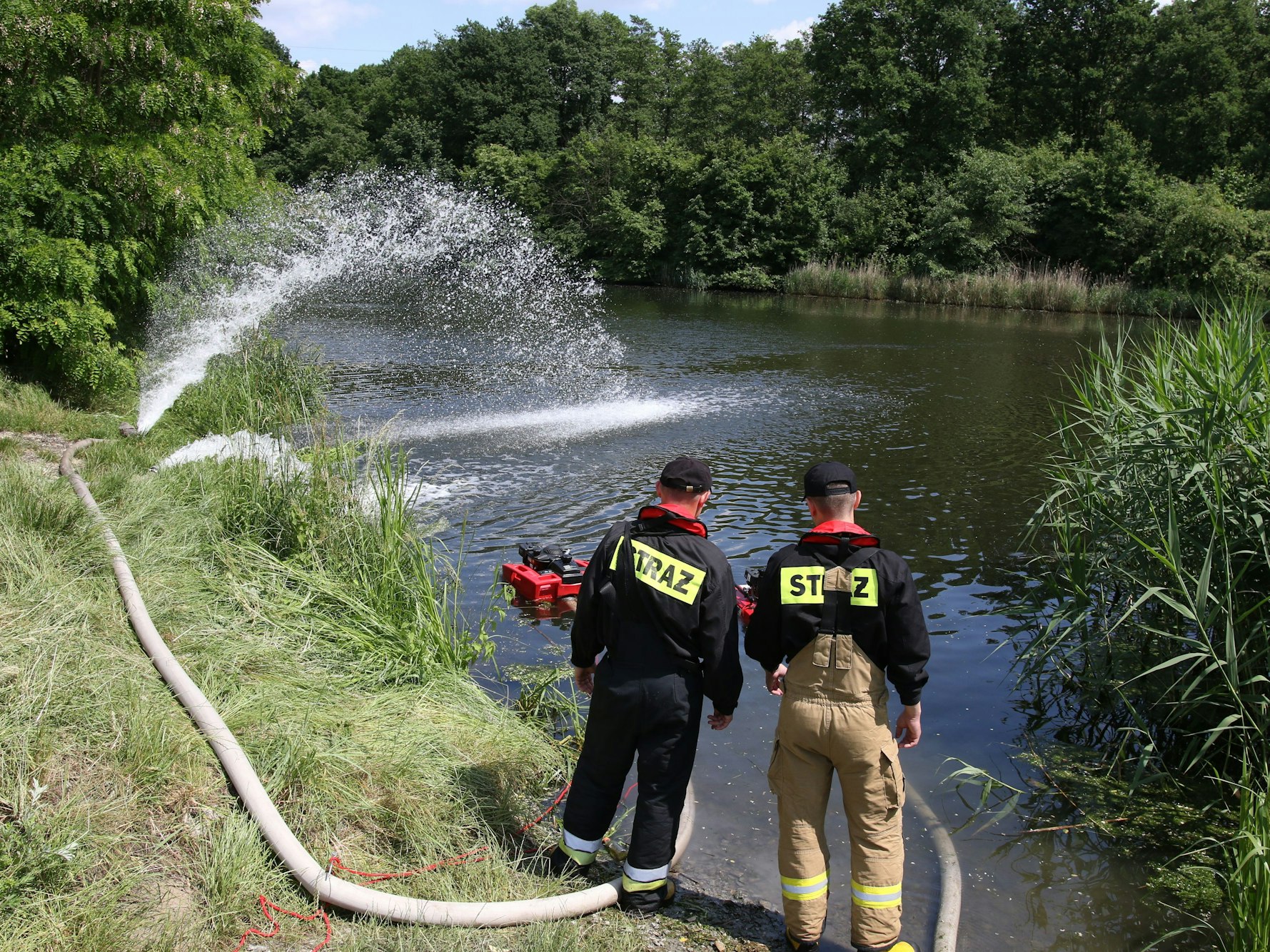 Feuerwehrleute pumpen Sauerstoff in den Gleiwitzer Kanal, um das Algenwachstum zu verhindern.