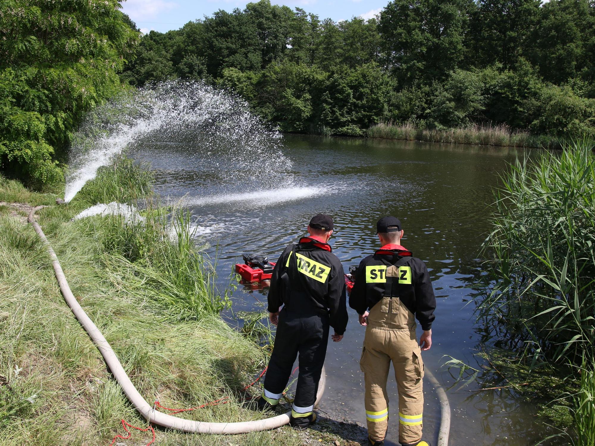 Feuerwehrleute pumpen Sauerstoff in den Gleiwitzer Kanal, um das Algenwachstum zu verhindern.