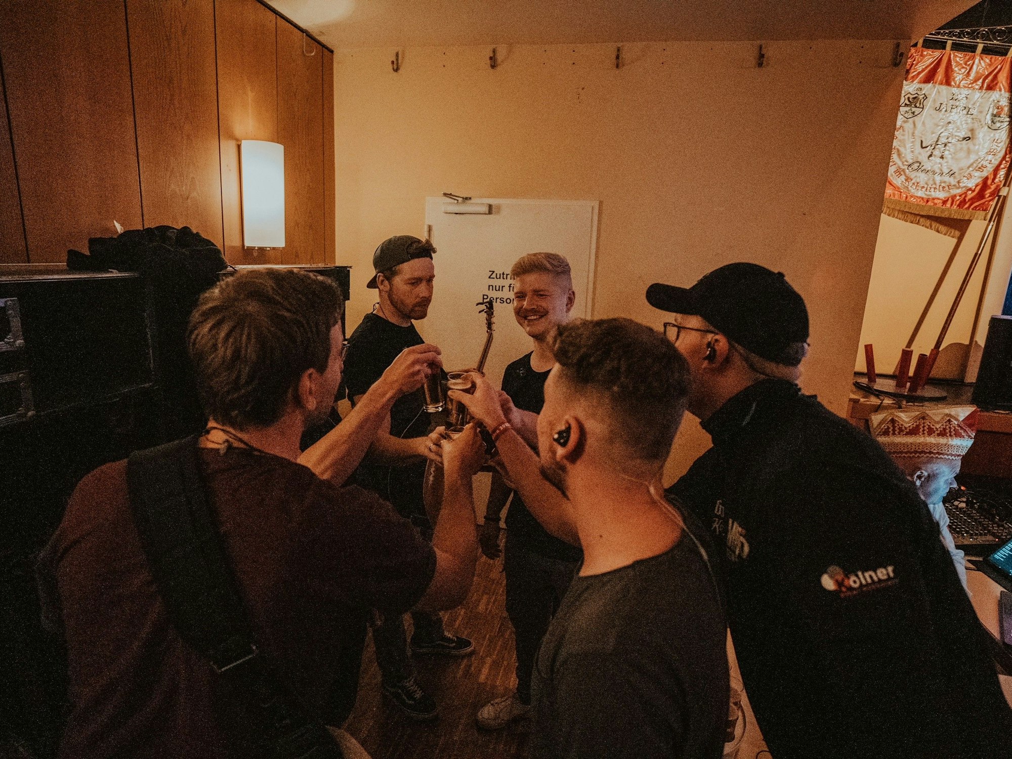 Die Kölner Band Miljö Backstage im Karneval.