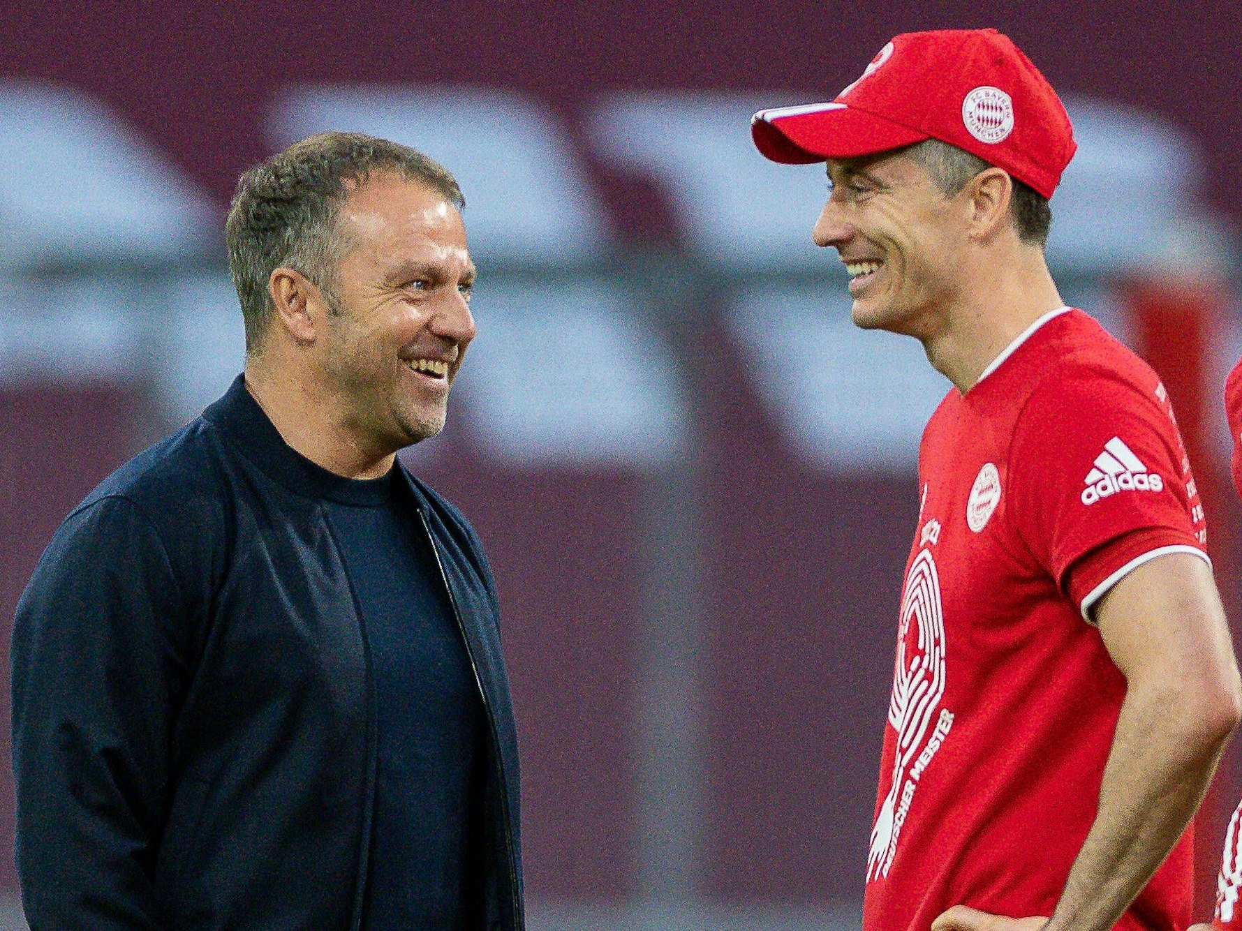 Hansi Flick sprich mit Robert Lewandowski.