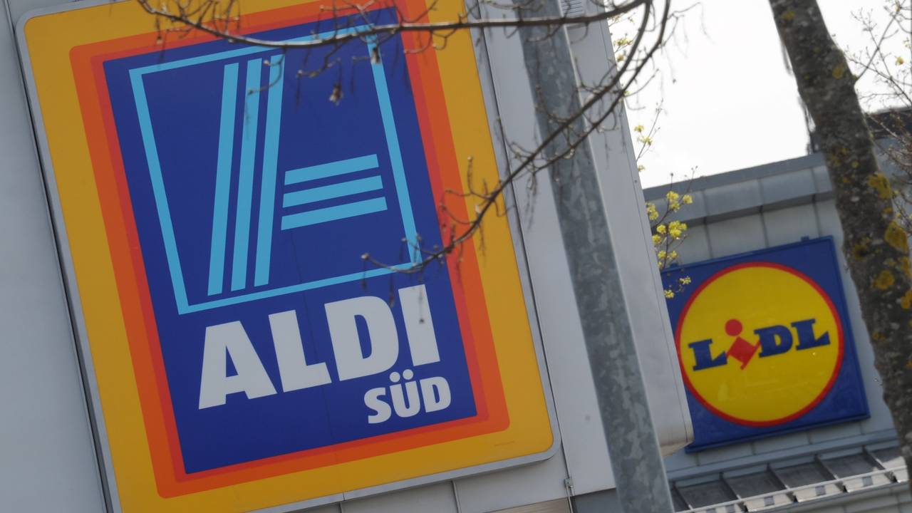 Die Logos der Discount-Supermärkte Aldi und Lidl hängen am 21. April 2012 in Unterhaching bei München (Oberbayern) an zwei Filialen der Unternehmen, die in unmittelbarer Nachbarschaft stehen.