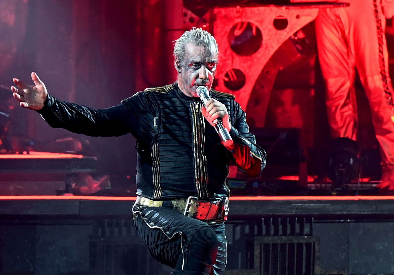 Till Lindemann, Frontsänger von Rammstein, steht während eines Deutschland-Konzerts auf der Bühne. (zu dpa «Rammstein geht Vorwürfen selbst nach») +++ dpa-Bildfunk +++