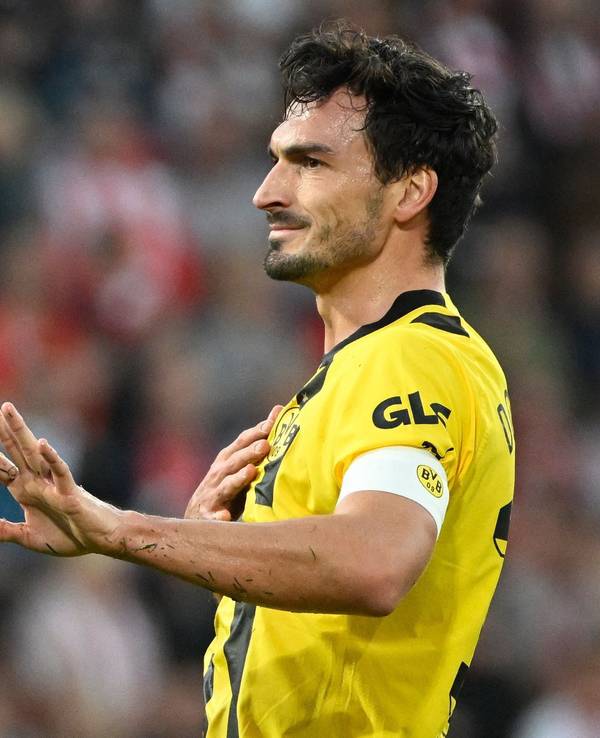 Mats Hummels gestikuliert entschuldigend mit der linken Hand.