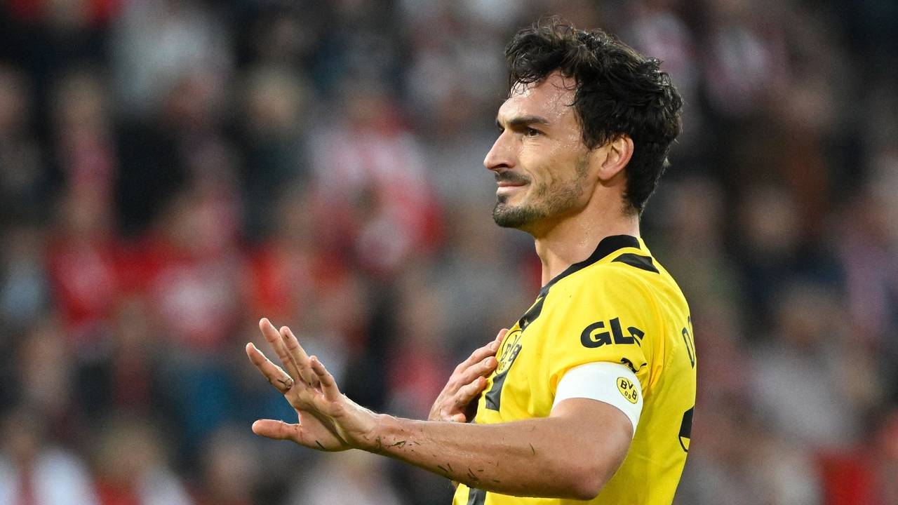 Mats Hummels gestikuliert entschuldigend mit der linken Hand.