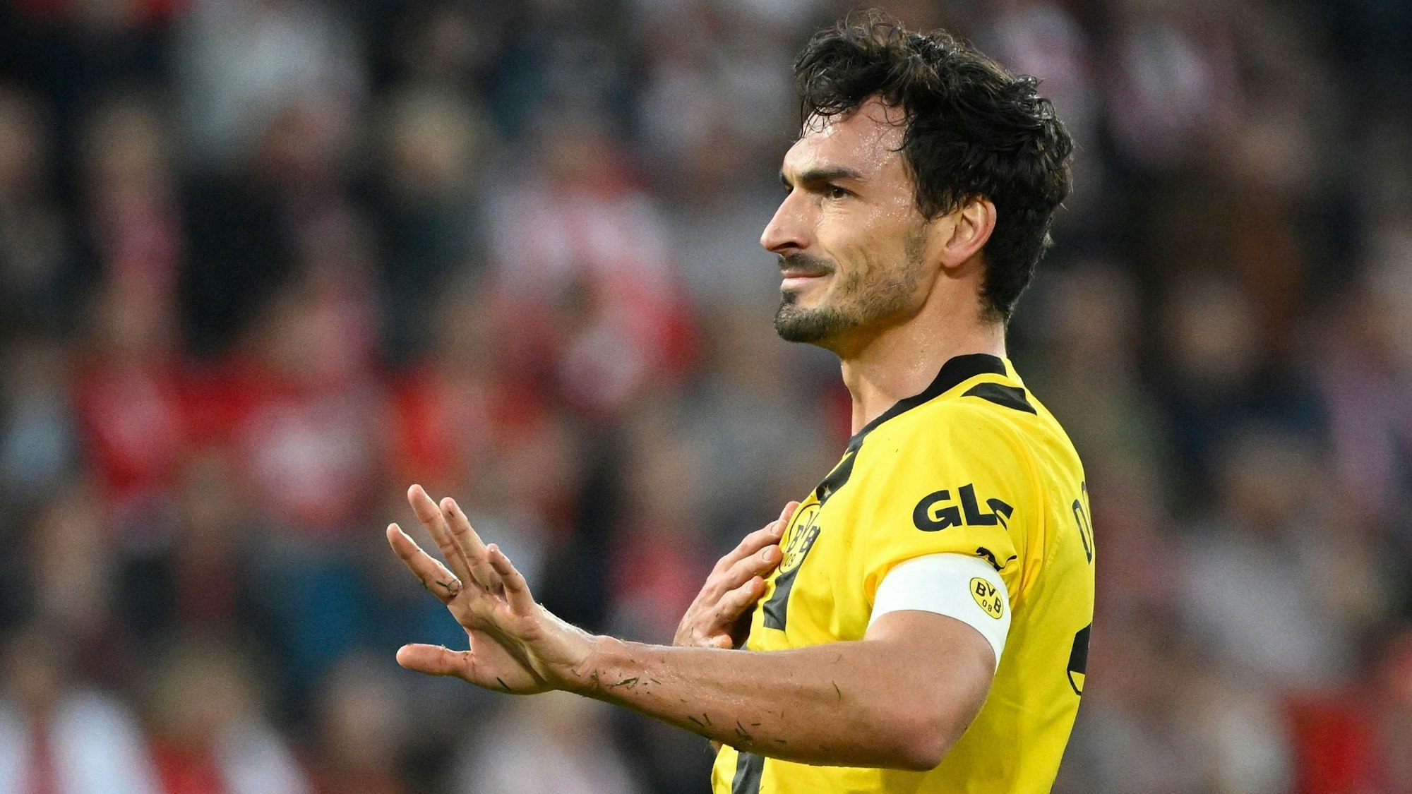 Mats Hummels gestikuliert entschuldigend mit der linken Hand.
