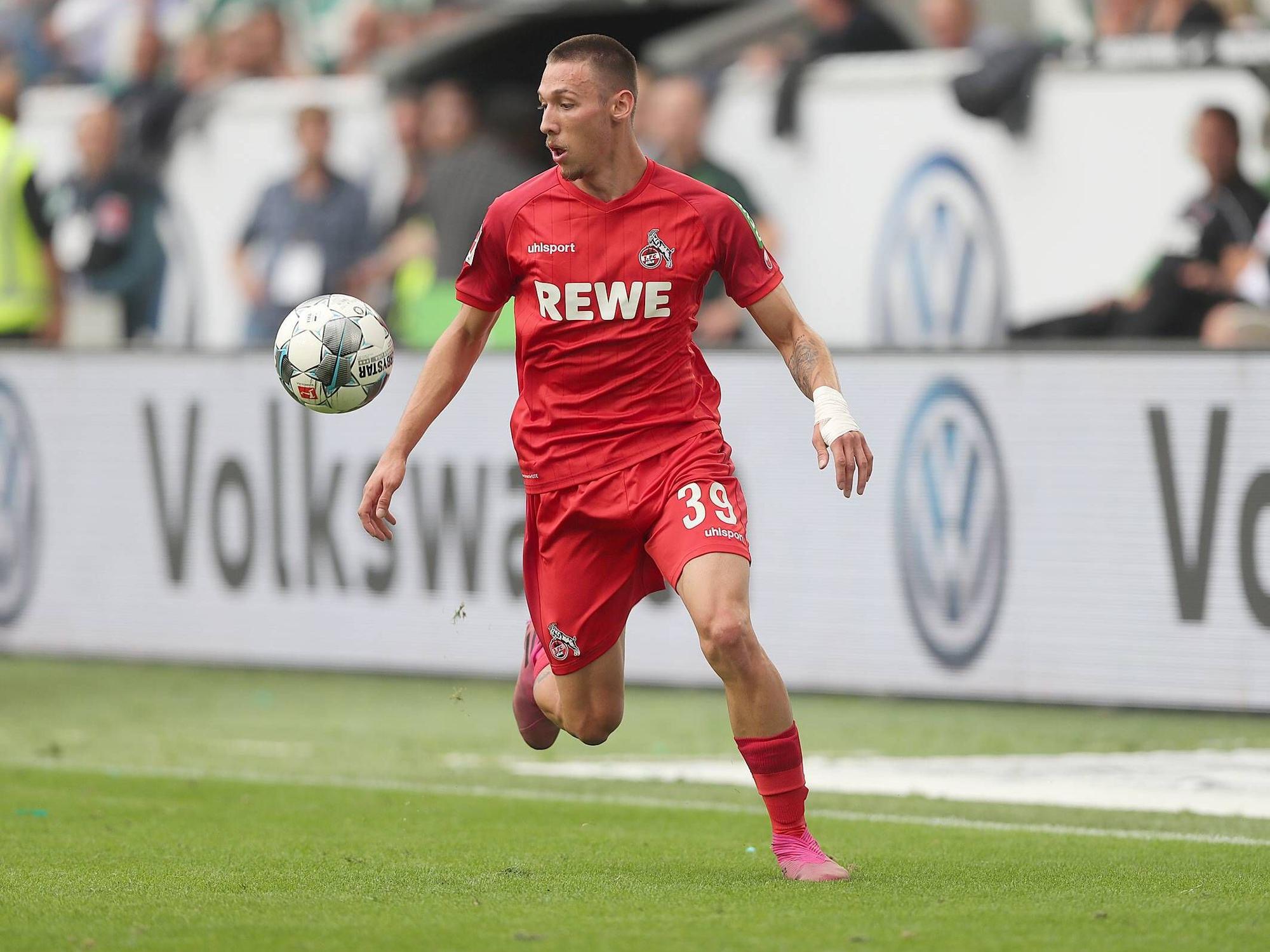 Darko Churlinov schaut auf den Ball.