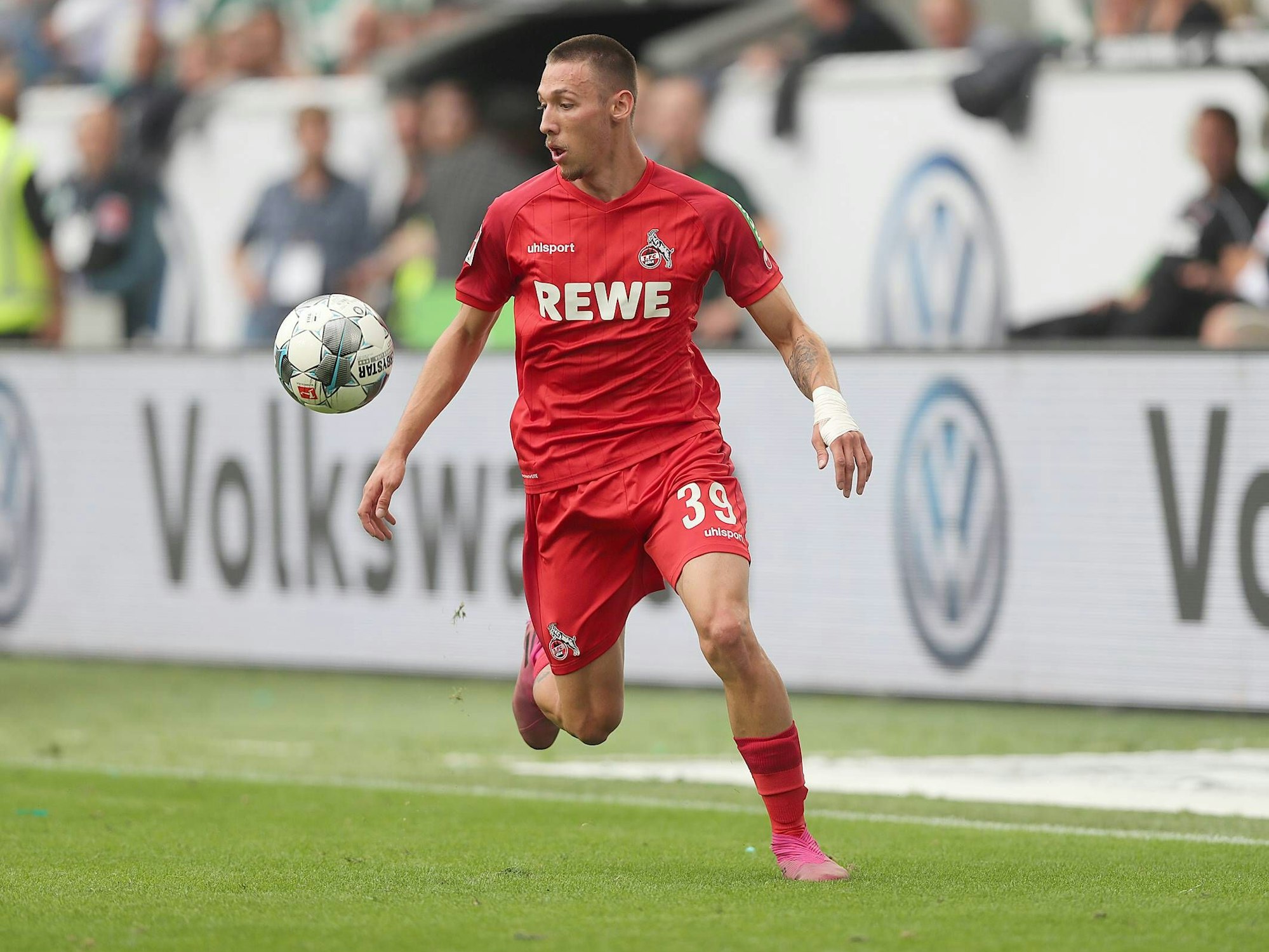 Darko Churlinov schaut auf den Ball.