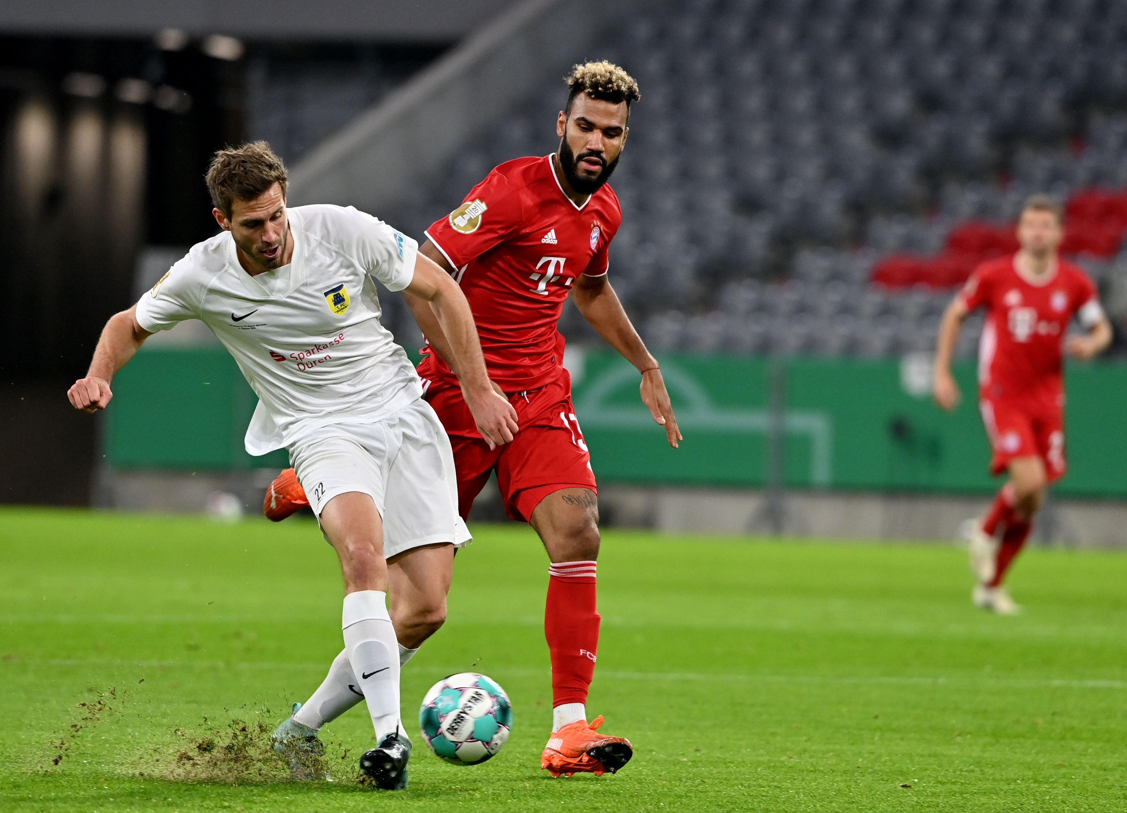 Bayerns Eric Maxim Choupo-Moting im Zweikampf mit Mario Weber vom 1. FC Düren. Weber kann gerade noch abspielen.