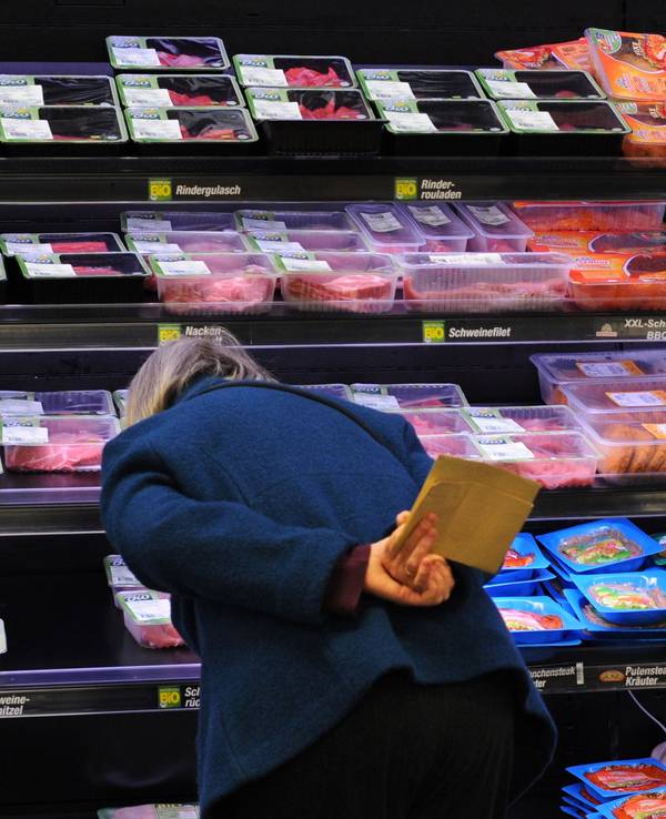 Eine Frau kauft abgepacktes Bio-Fleisch am 04.05.2011) in einem Supermarkt in Hannover.