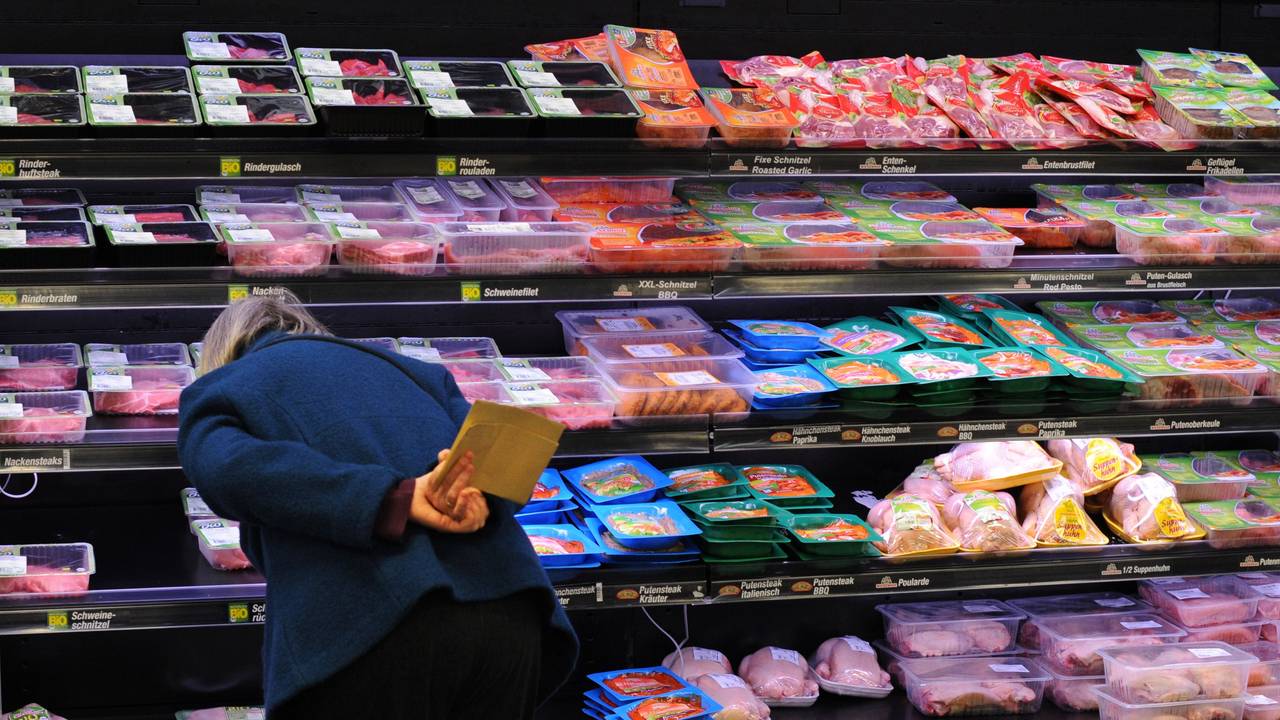 Eine Frau kauft abgepacktes Bio-Fleisch am 04.05.2011) in einem Supermarkt in Hannover.