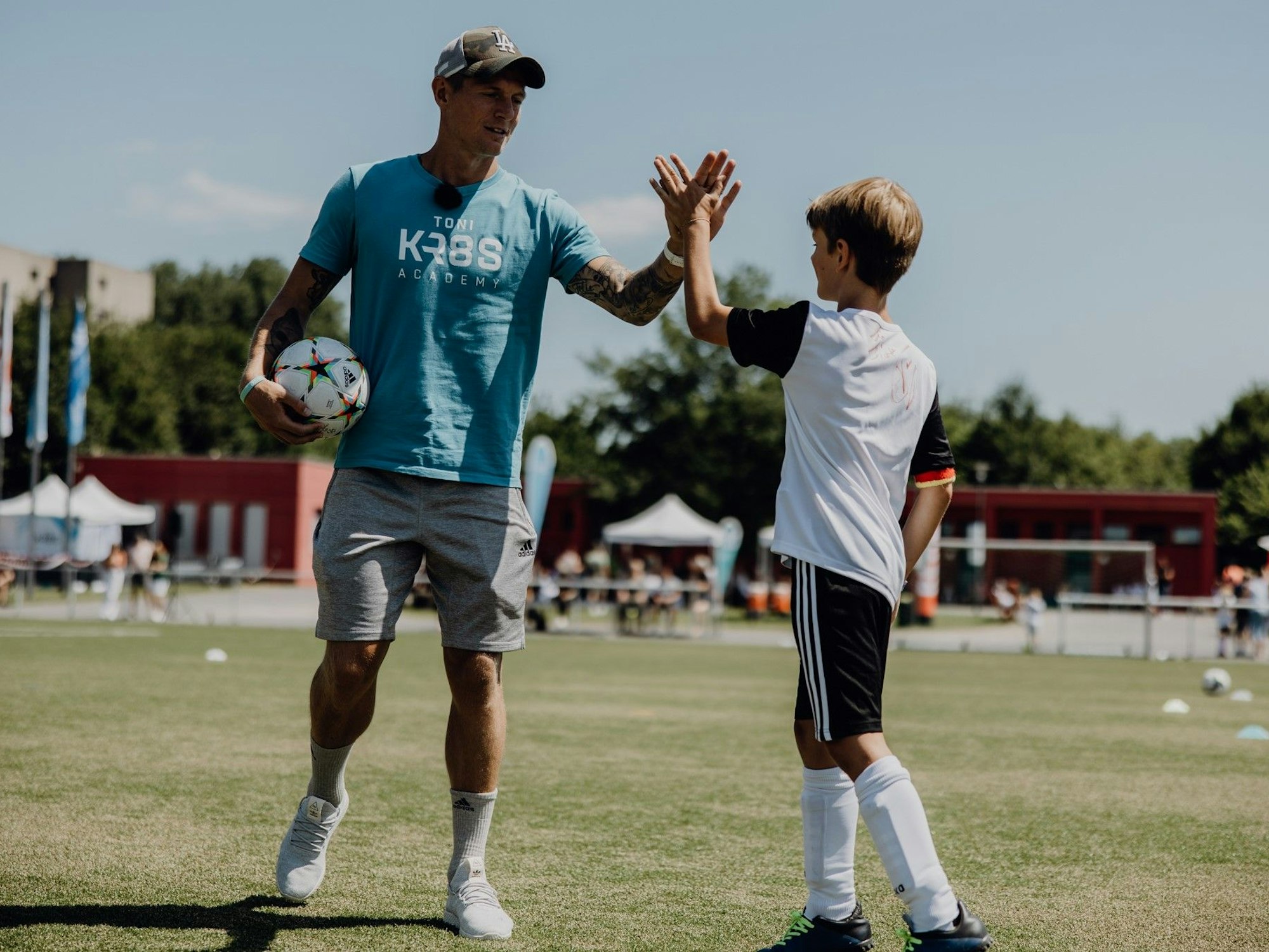 Toni Kroos bei seiner Academy.